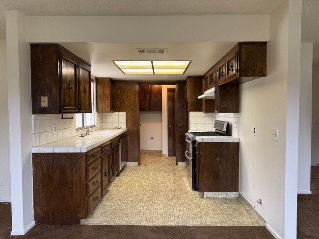 Building Photo - Now Available!! Very Nice Home In South Side Los Banos