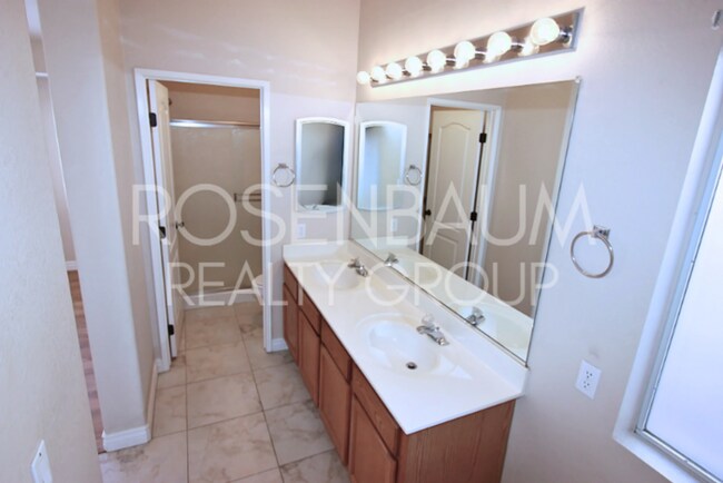 Building Photo - Charming 4-beds, 2-baths home in Wildflowe...