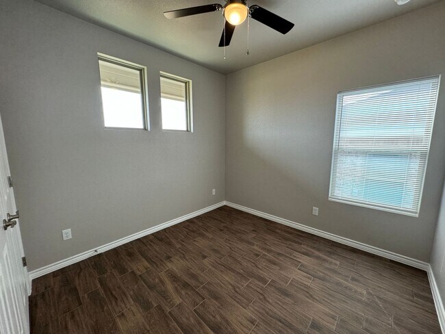 Building Photo - 5403 Rose Gdn Lp