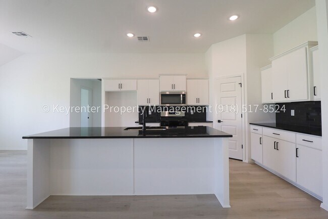 Building Photo - 2908 S Redwood Ave
