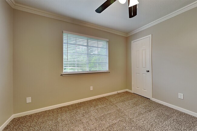 Building Photo - 2203 Pincher Creek Dr