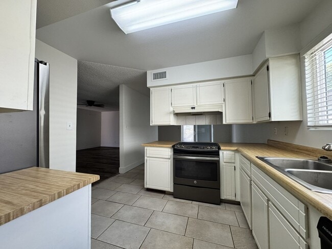 Building Photo - GOLF COURSE HOME W AMENITIES GALORE IN FOUNTAIN OF THE SUN 55+ COMMUNITY & COUNTRY CLUB