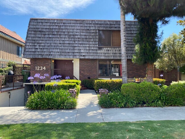 Building Photo - Spacious and Renovated Santa Monica Townho...