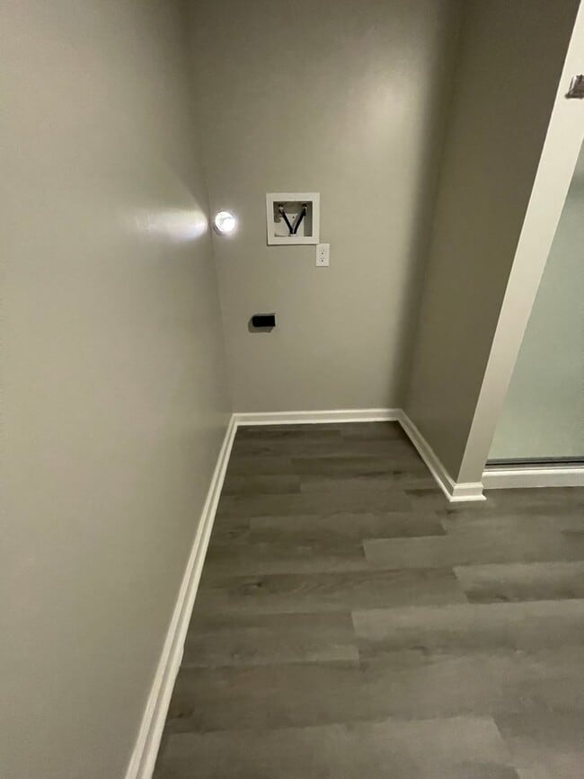 Building Photo - Oversized Newly Renovated One Bedroom Available