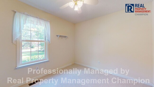 Building Photo - Vintage 3 Bedroom 2 Bathroom in the coveted Fairfield Harbour Subdivision!