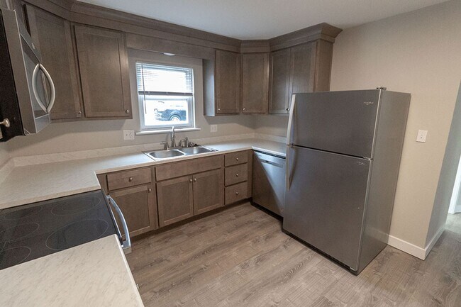 Building Photo - Fully Updated 2 BDR Apartment