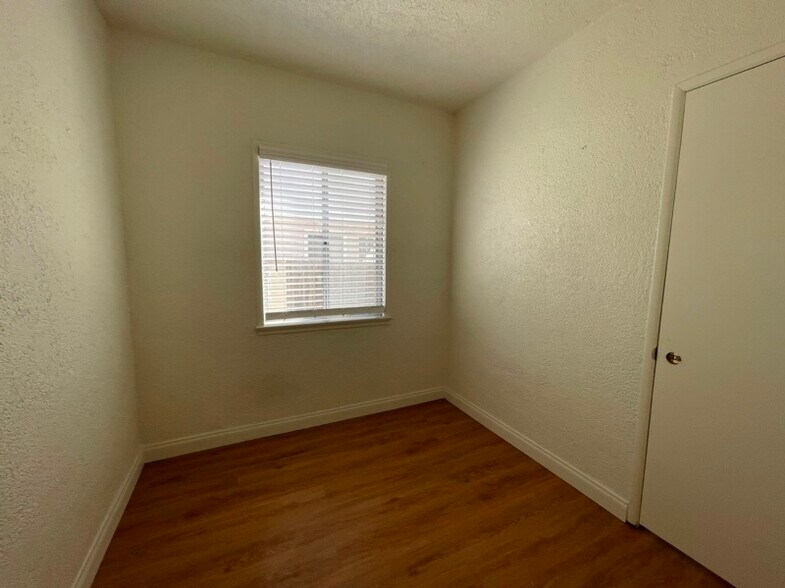 Building Photo - 2212 Ruhland Ave