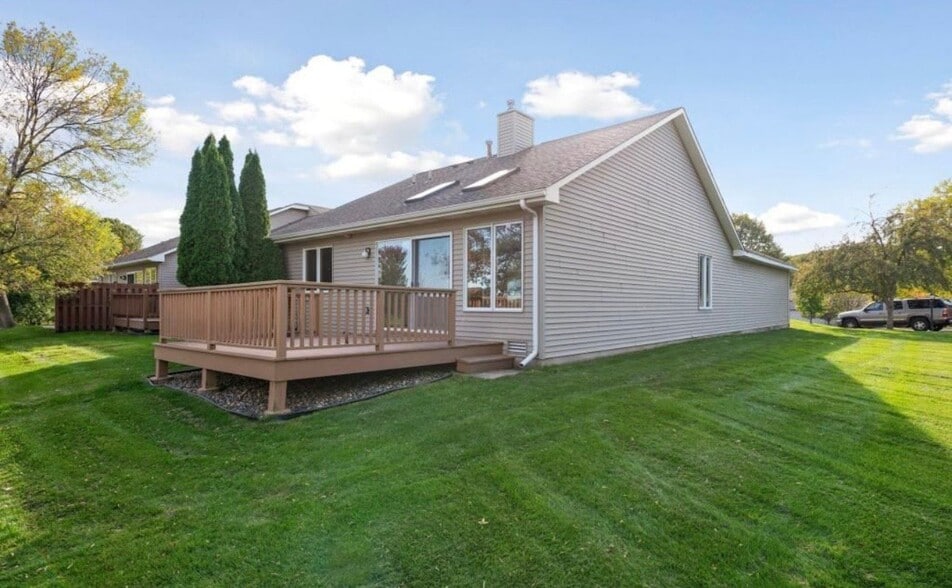 Building Photo - 520 Deer Ridge Ln S