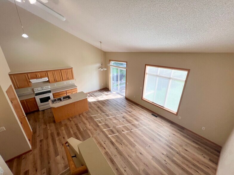 Building Photo - 2151 Cleveland Way S