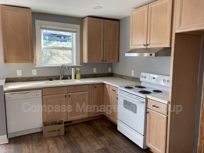 Building Photo - 1204 Valley Dr SW