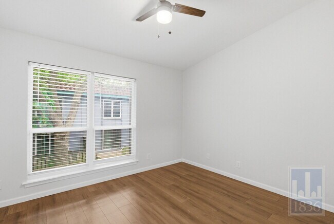 Building Photo - 3820 Southway Dr