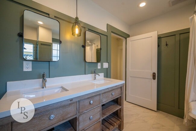 Building Photo - Beautifully Updated Fresno Tower Home, 3BR/2BA, plus Solar!!