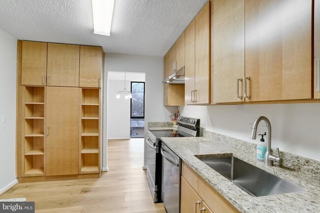 Building Photo - 2300 Pimmit Dr