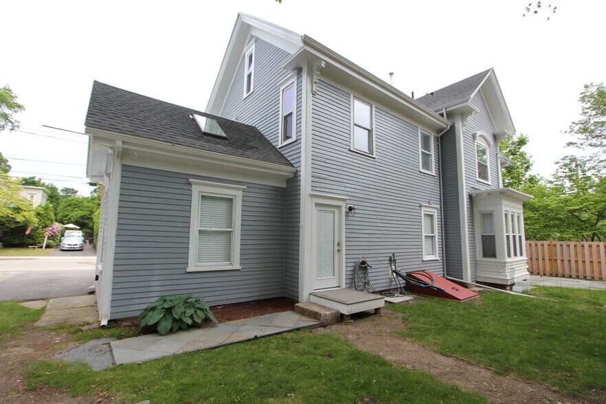 Building Photo - 119 County St
