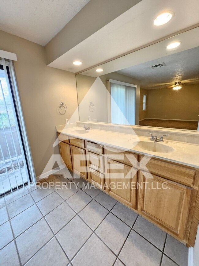 Building Photo - Spacious 3 Bd 2.5 Ba Condo w/Carport in heart of West Knox!