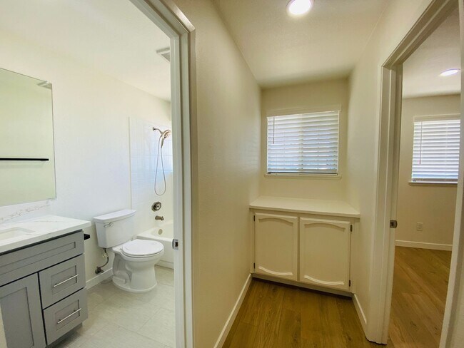 Building Photo - Classic Beauty