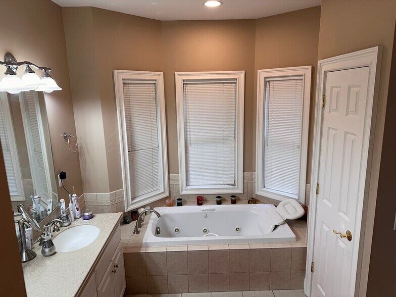 MB Jacuzzi Tub - 6 Wyeth Dr