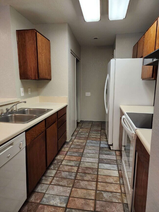 Building Photo - 2 Bed/2 Bath Condo in Tempe with Great Ame...