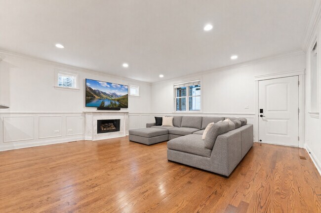 Building Photo - 3716 N Kenmore Ave