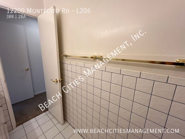 Building Photo - $300 off first month's rent! Nice Upper Un...