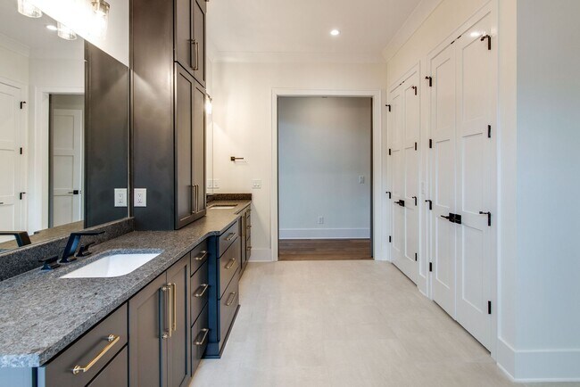 Building Photo - Like New 4 Bedroom Luxury Home in Franklin TN