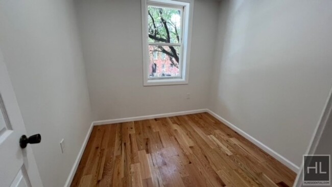 Building Photo - GUT RENOVATECD SUPER BRIGHT 3 BEDROOMS CUM...