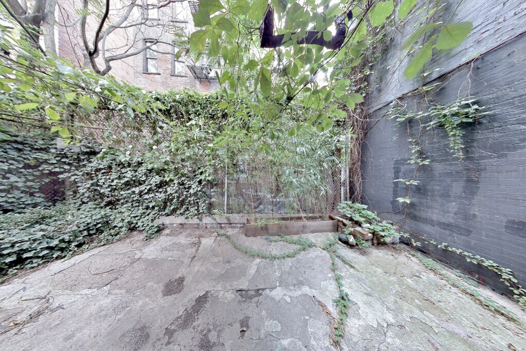 Building Photo - 127 E 7th St