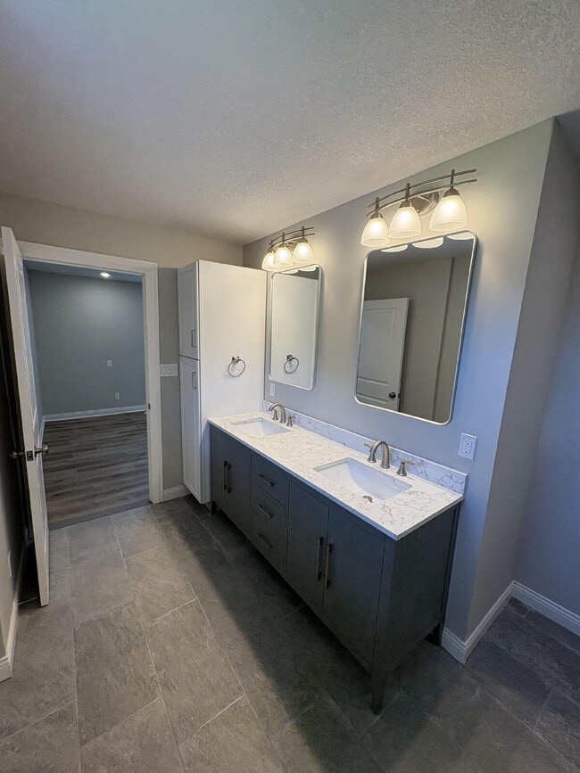 Building Photo - 3 bed, 2 bath House for Rent!