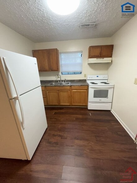 Building Photo - 220 Dogwood Pointe Dr