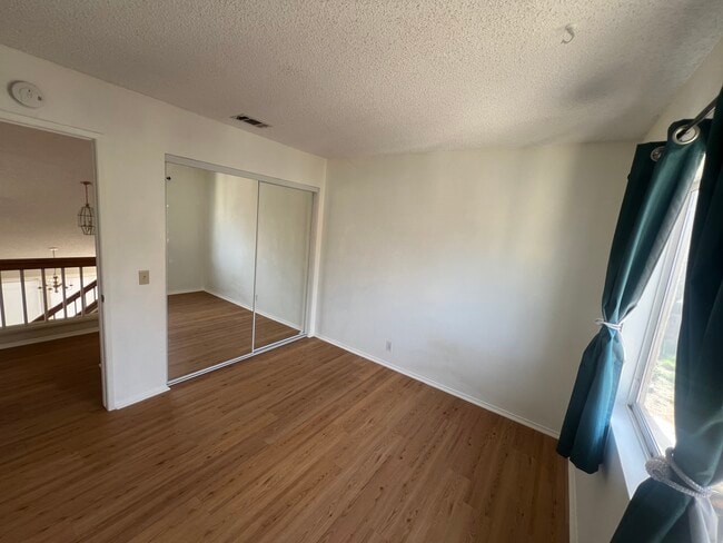 Building Photo - 3242 Rollingridge Ave