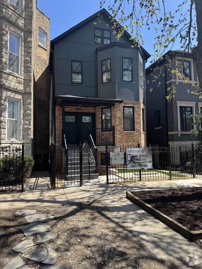 Building Photo - 1709 N Maplewood Ave