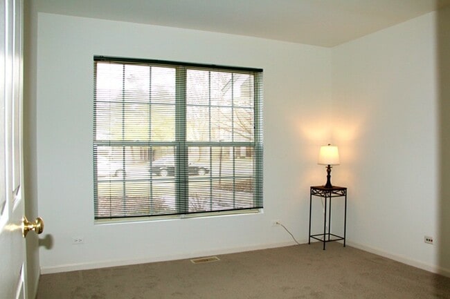 Building Photo - 5S530 Paxton Dr