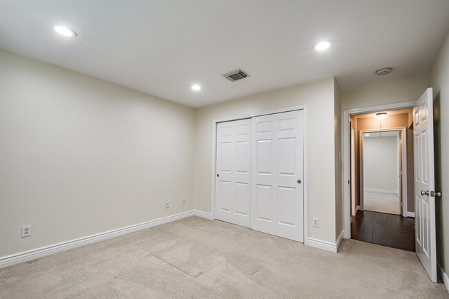 Building Photo - 5914 Shadow Creek Ct