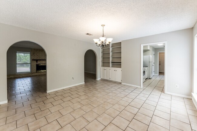 Building Photo - 1914 Rosewood Ln