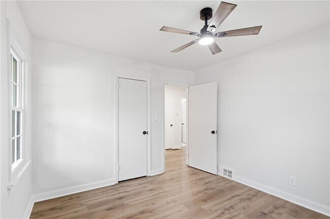 Building Photo - 2801 Mitchell Dr