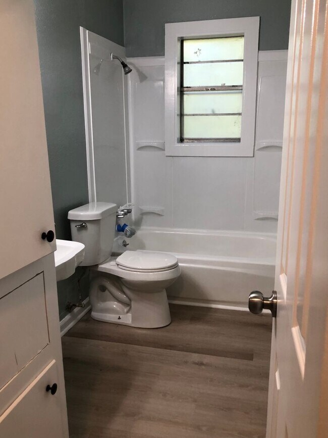 Building Photo - Very nice 3 bedroom/1 bath house with Central Air & Heat