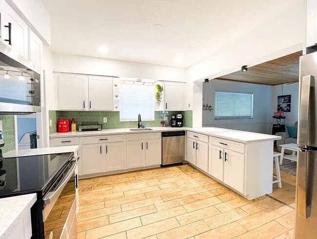 Building Photo - Stylish Heated Pool House  Near the Beach