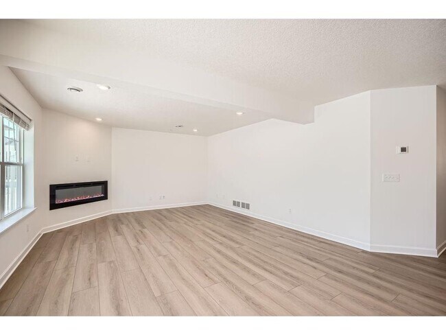Building Photo - 1082 Jubert Dr