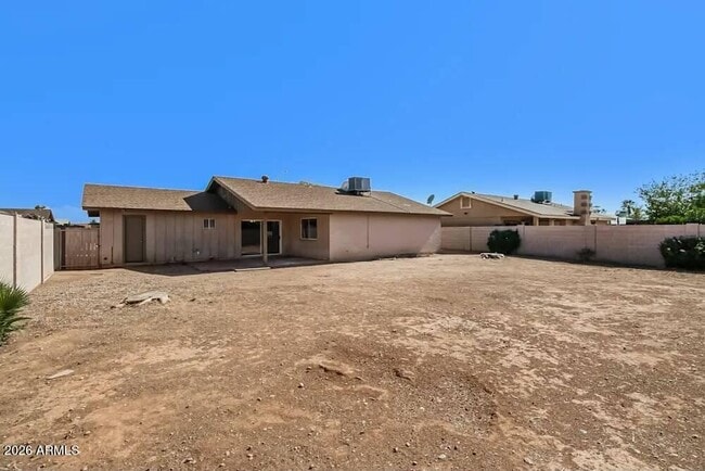 Building Photo - 834 E Glade Ave