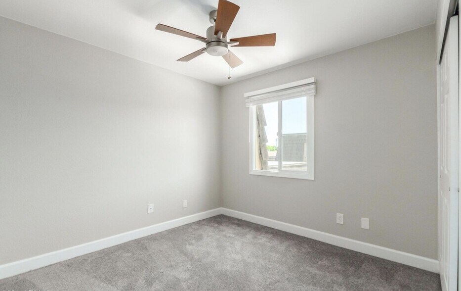 Building Photo - 1623 E Malibu Dr