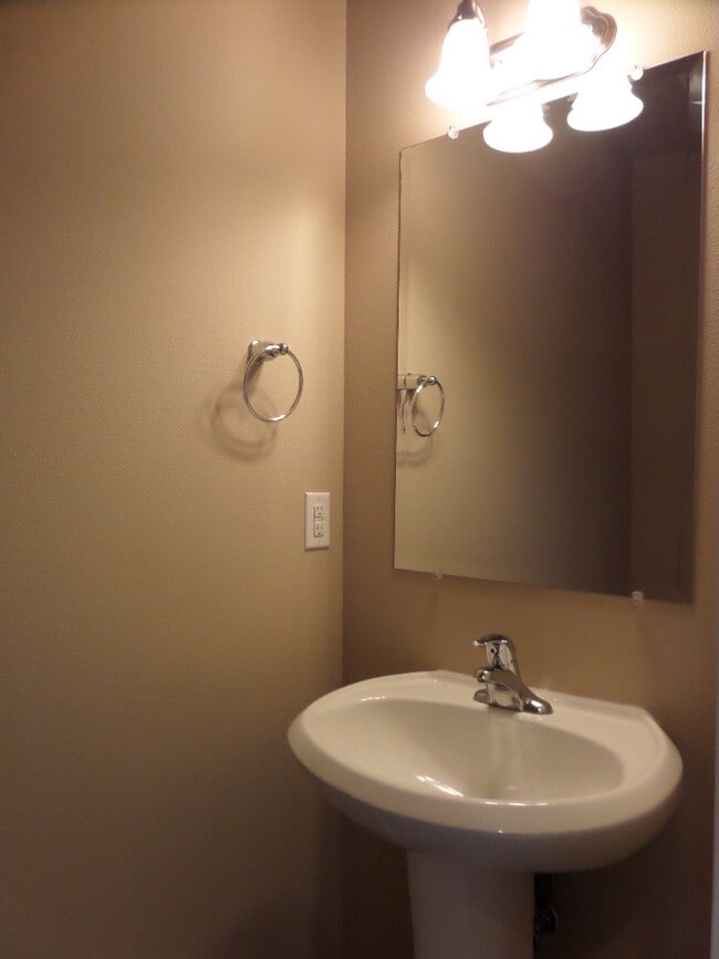 Building Photo - The Oaks Live/Work Townhomes