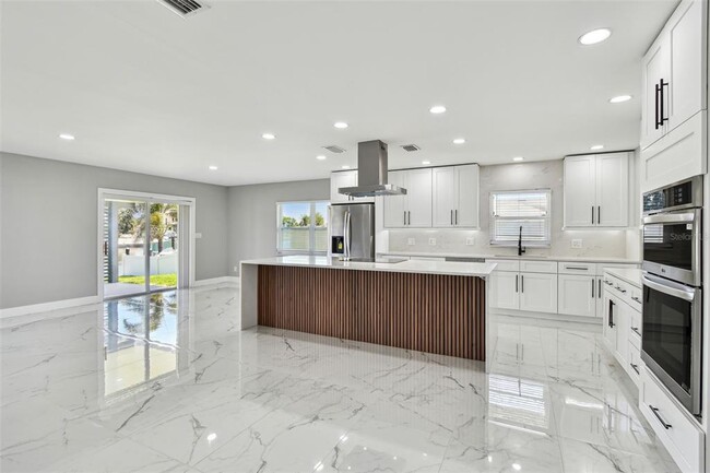 Building Photo - 3913 Fontainebleau Dr