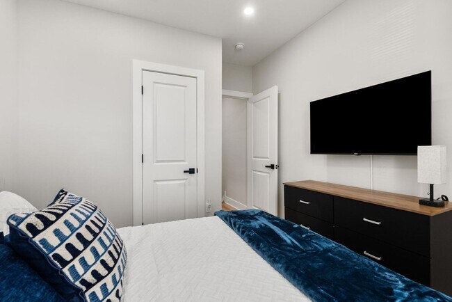 Building Photo - Luxurious 3-Bedroom Townhome in Point Breeze! Available NOW!