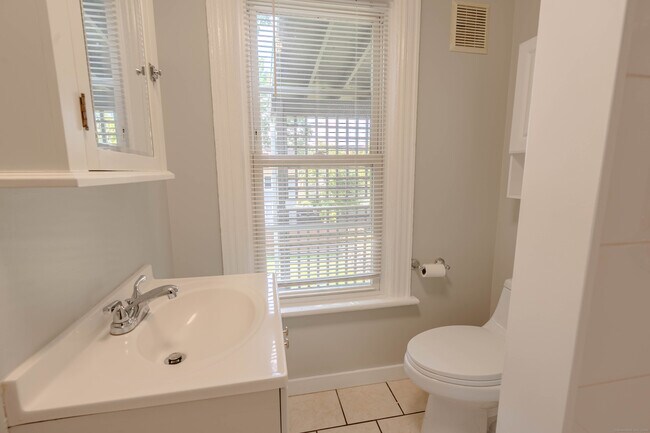 Building Photo - 37 Quintard Ave
