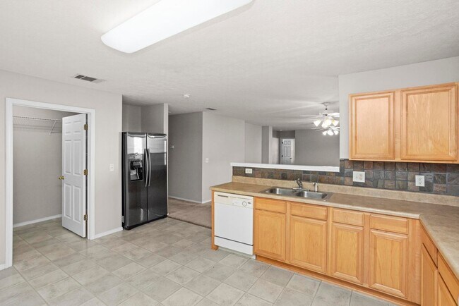 Building Photo - 5248 Sunsail Dr