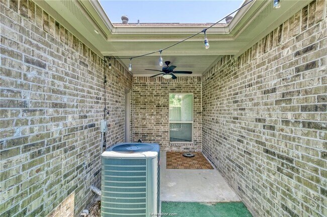 Building Photo - 3114 Claremont Dr