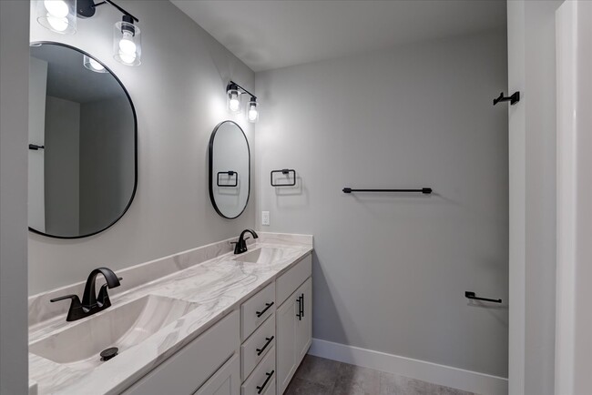 Building Photo - 139 Prairie Heights Dr