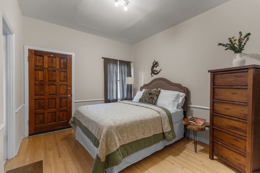 Building Photo - 2856 Glendower Ave