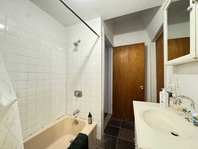 Building Photo - Furnished 1BR Suite in East Rock | Private Gated Garden | Cathedral Ceilings & Skylights