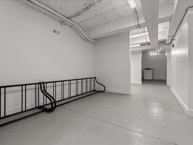 Building Photo - 4909 Lindenwood Ave